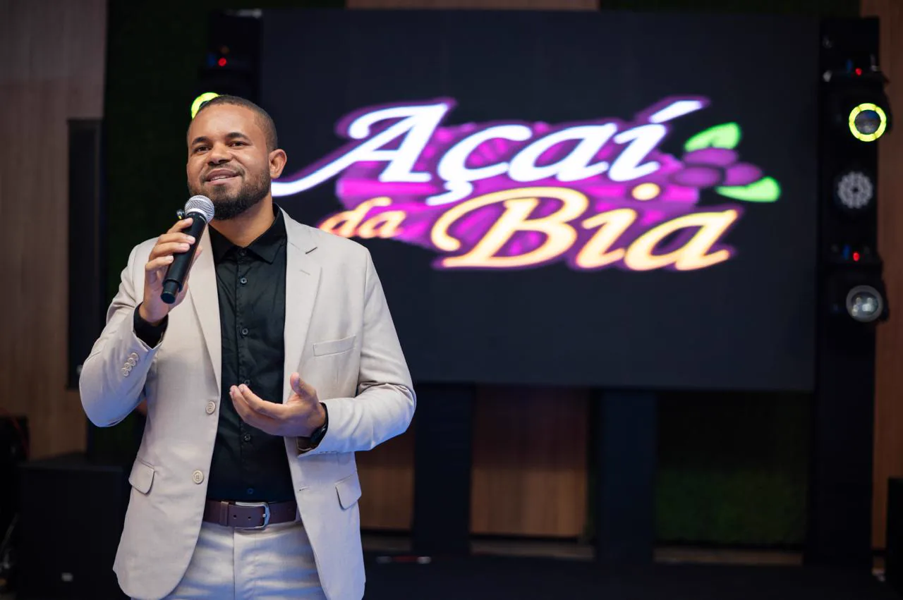 Wanderlúcio no palco falando sobre operação real de delivery.